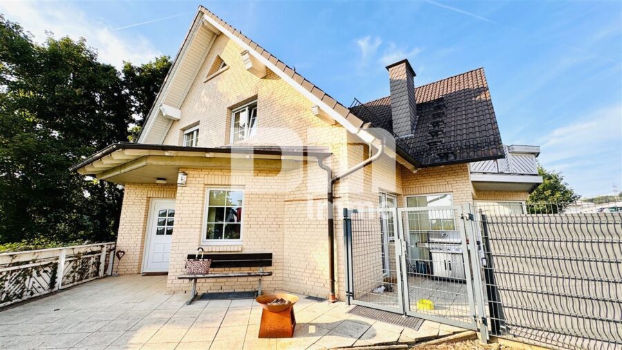 Hochklassiges Einfamilienhaus mit Einliegerwohnung in Bestlage auf großem Traumgrundstück - Frontansicht
